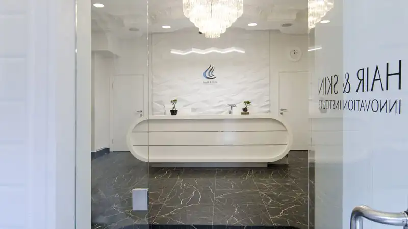 Вход в клинику пересадки волос HAIR&SKIN